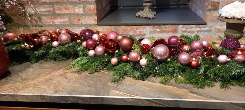 Weihnachtsgirlande mit Weihnachtskugeln und LED-Lichterkette