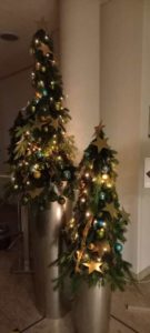 Weihnachtsbäume mit Dekoration und Lichterkette
