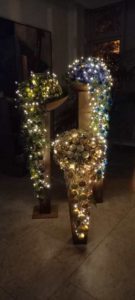 Weihnachtssäulen mit Weihnachtskugel und Lichterkette