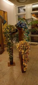 Weihnachtssäulen mit Weihnachtskugel und Lichterkette