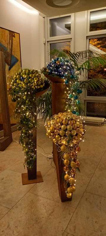 Weihnachtssäulen mit Weihnachtskugel und Lichterkette