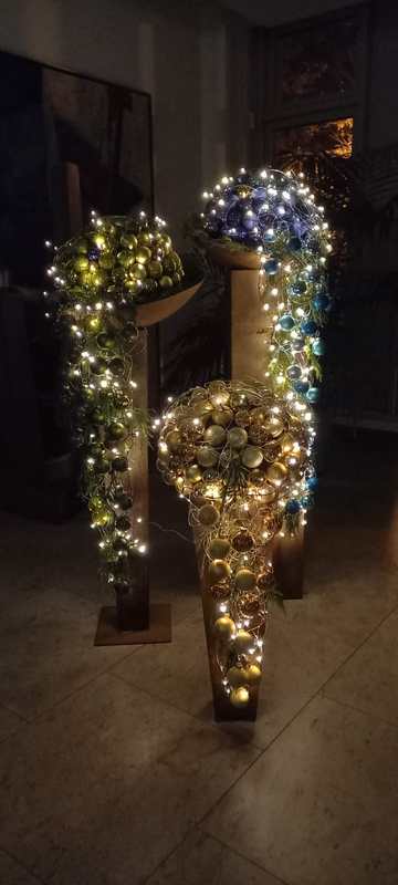 Weihnachtssäulen mit Weihnachtskugel und Lichterkette