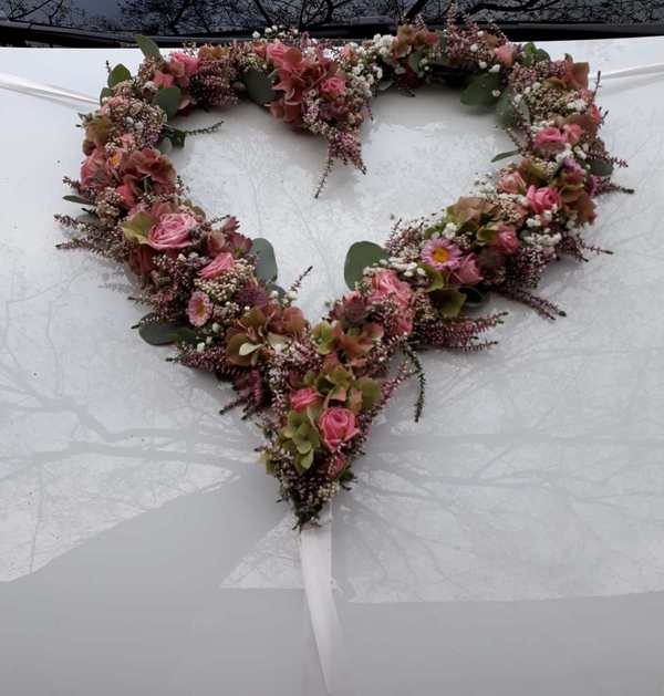 Auto mit roten Herz aus Rosen - Hochzeitsanfrage