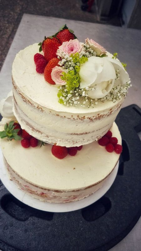 Hochzeitstorte mit echten Blumen