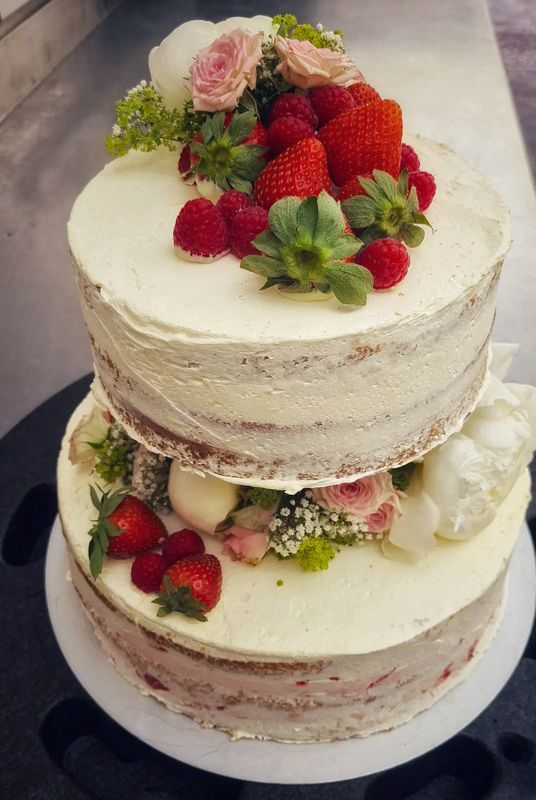 Hochzeitstorte mit echten Blumen