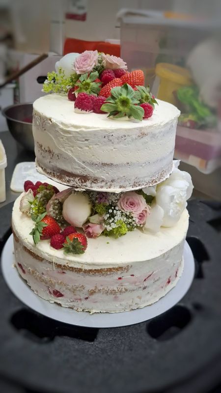 Hochzeitstorte mit echten Blumen
