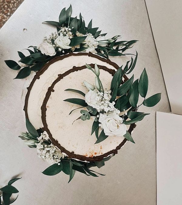 Hochzeitstorte mit echten Blumen
