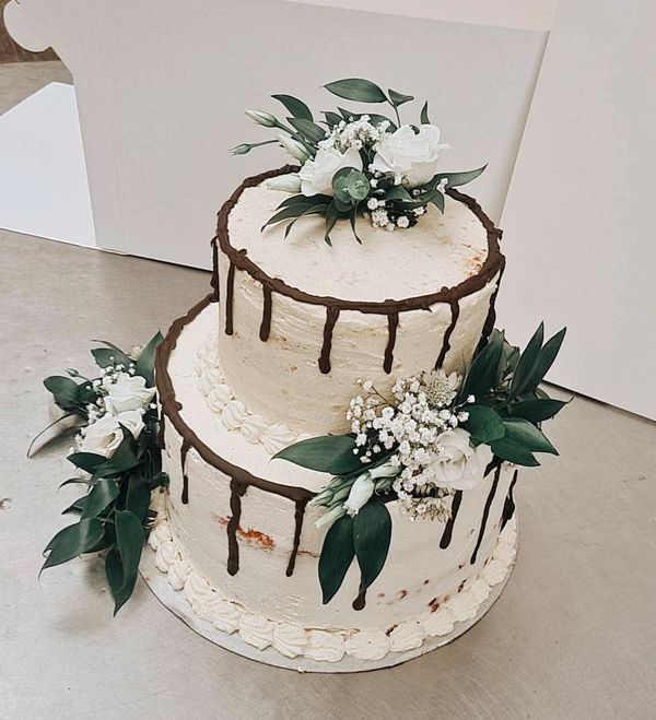 Hochzeitstorte mit echten Blumen